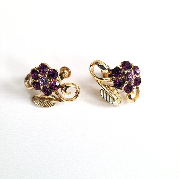 Vintage large screw back purple rhinestone gold tone earrings with floral design - Picture 2 of 5